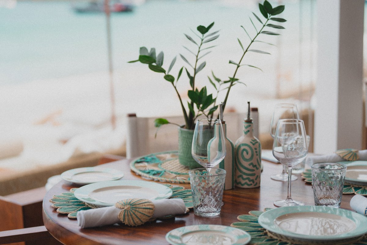 A set dining table